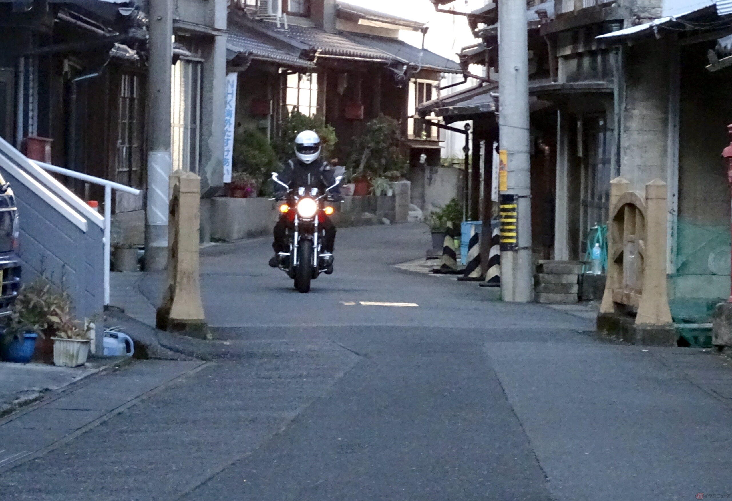 バイクやクルマで走行中にヘッドライトを点滅させ、対向車へ合図を送る行為を「パッシング」と言う