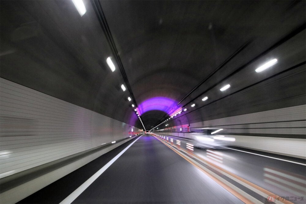 高速道路の長距離トンネルで見られる光の輪の正体は「アクセント照明」と呼ばれるもの