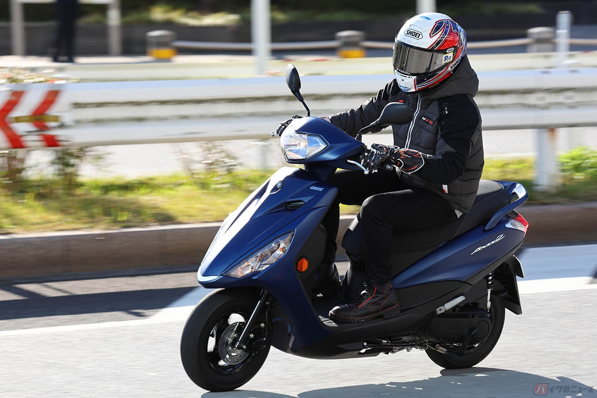 ヤマハ「アクシスZ」の軽快さと快適さを楽しみながら走行する石塚健選手