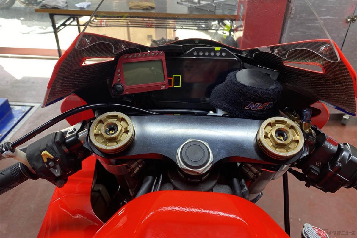 これは以前僕が乗っていたホンダ「CBR1000RR-R」。トップキャップがアウターチューブと同じ太さで尚且つ、10ミリくらい分厚いので、突き出し量をさらに10ミリ減らすこともできるようになっていた