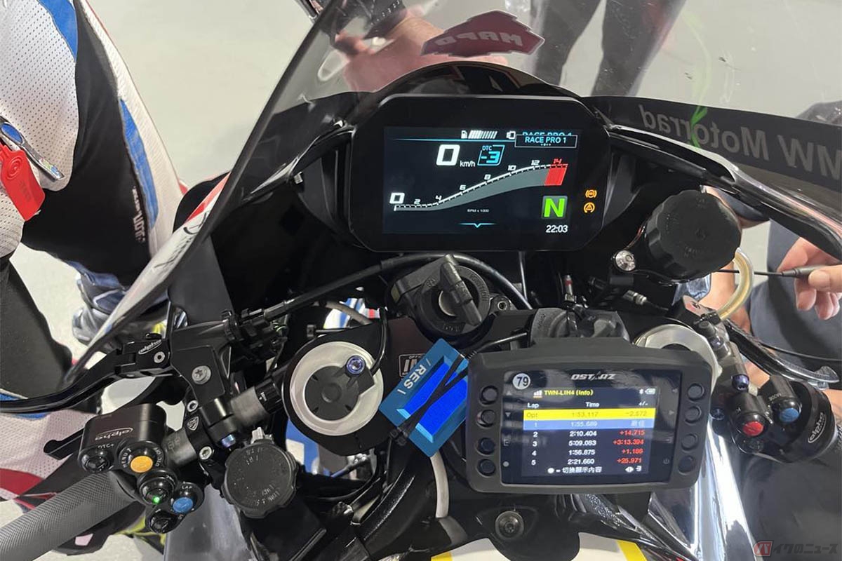 台湾で乗った電子式サスペンションが搭載されたBMW S1000RR。「サーキットモード」みたいなのがあったから触ってみたけど、バネがそもそも柔らかいので電子制御でどうにかできるものでは無い。サーキットしか走らないバイクならアナログ式サスペンション一択です