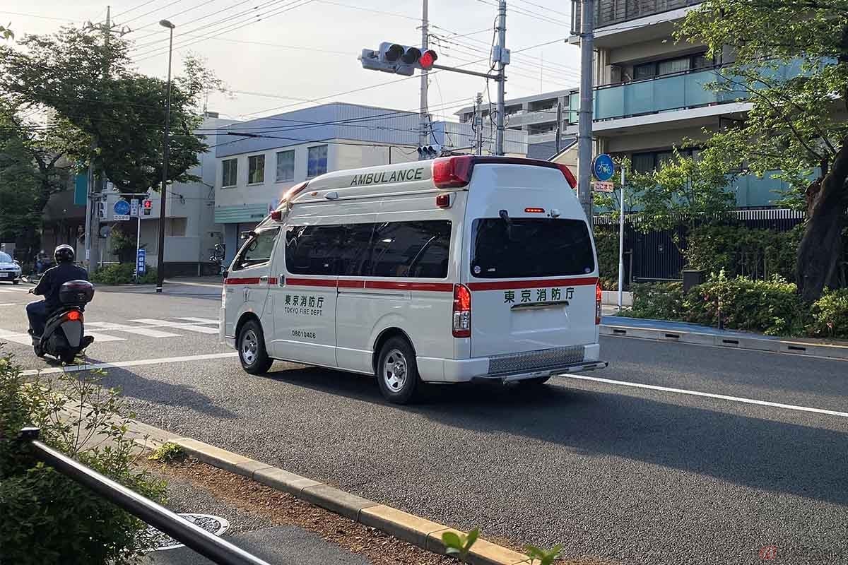 バイクやクルマは走行中に緊急車両が近づいてきたら、走行の妨げにならないように対応しなければならない
