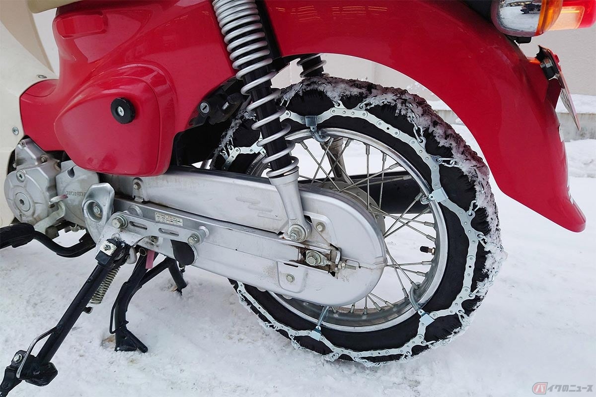 雪国の郵便配達バイクが雪道を走れる最大の秘密はタイヤ(写真提供:JP CAST)