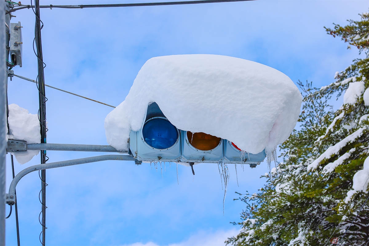 豪雪地帯では横長信号機だと、灯火上にあるカバーに雪が積もってしまい、信号機が故障したり灯火の色が識別しにくくなるといったデメリットが発生する