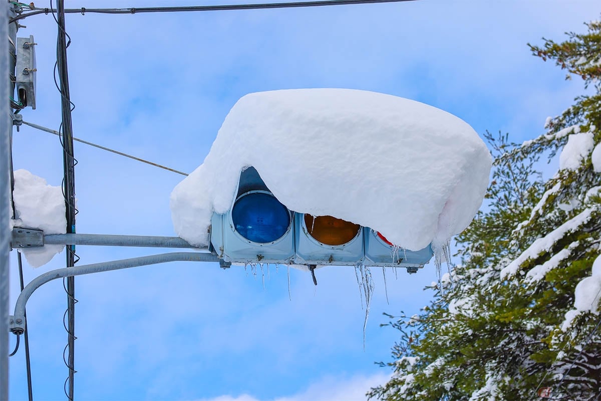 豪雪地帯では横長信号機だと、灯火上にあるカバーに雪が積もってしまい、信号機が故障したり灯火の色が識別しにくくなるといったデメリットが発生する