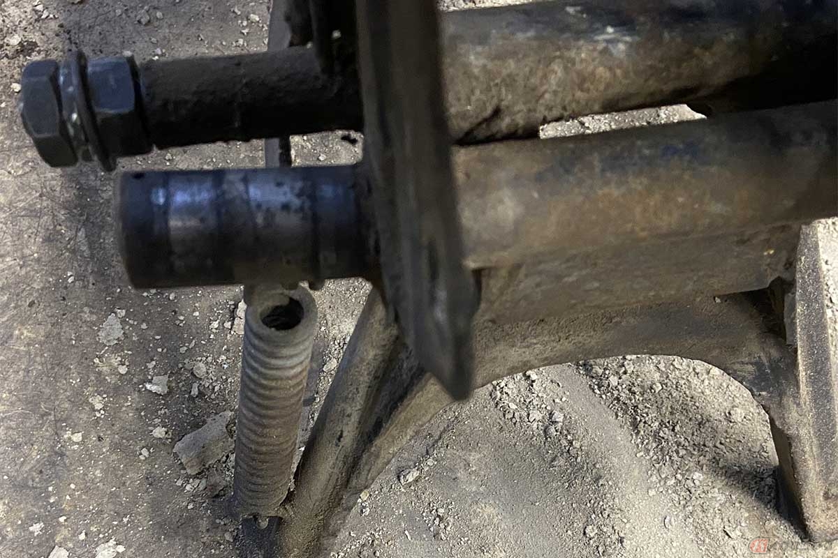 何でこんなことに？ブレーキペダルの軸は三人掛りの力業で修正