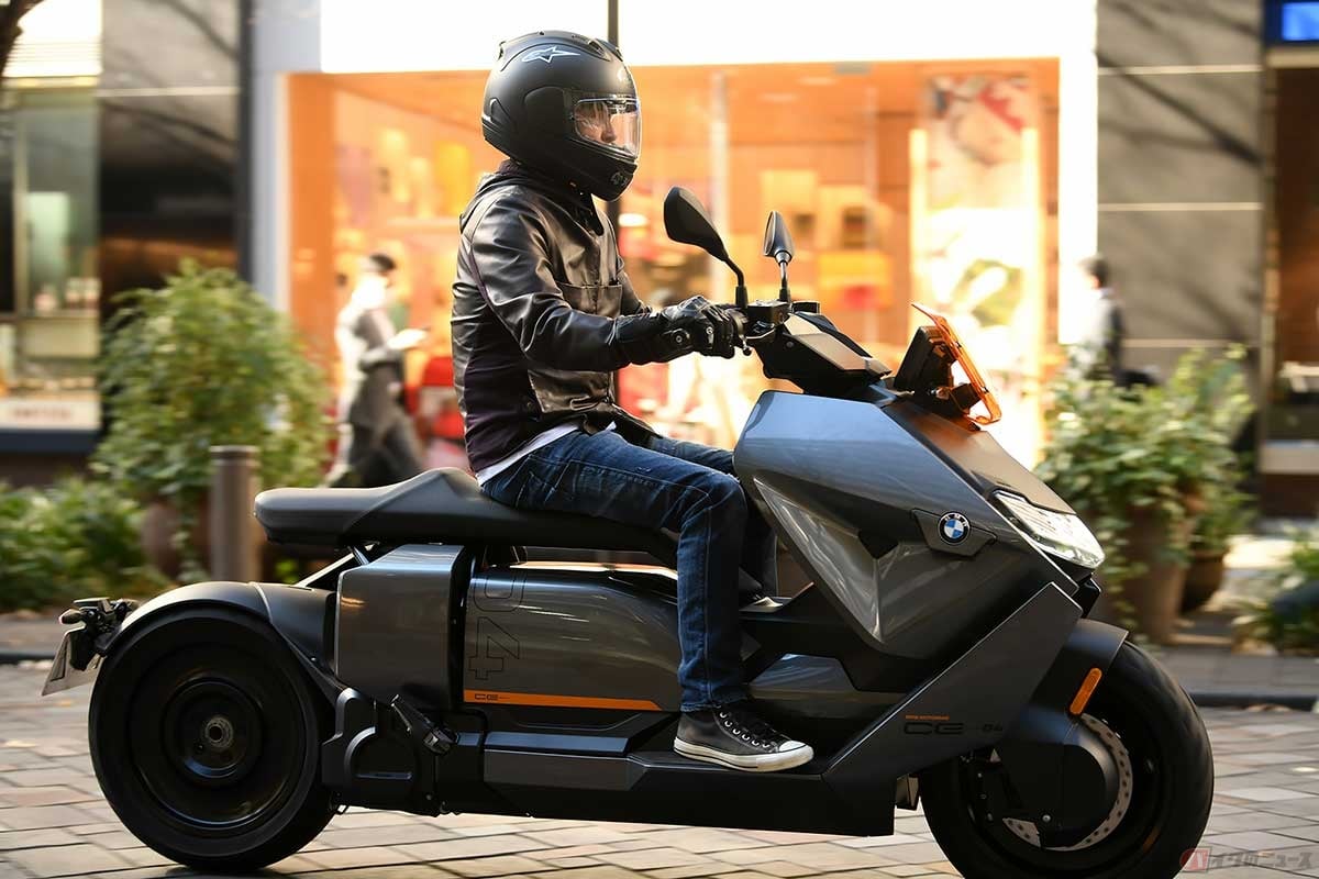 BMW Motorrad「CE 04」に試乗する筆者(木下隆之)