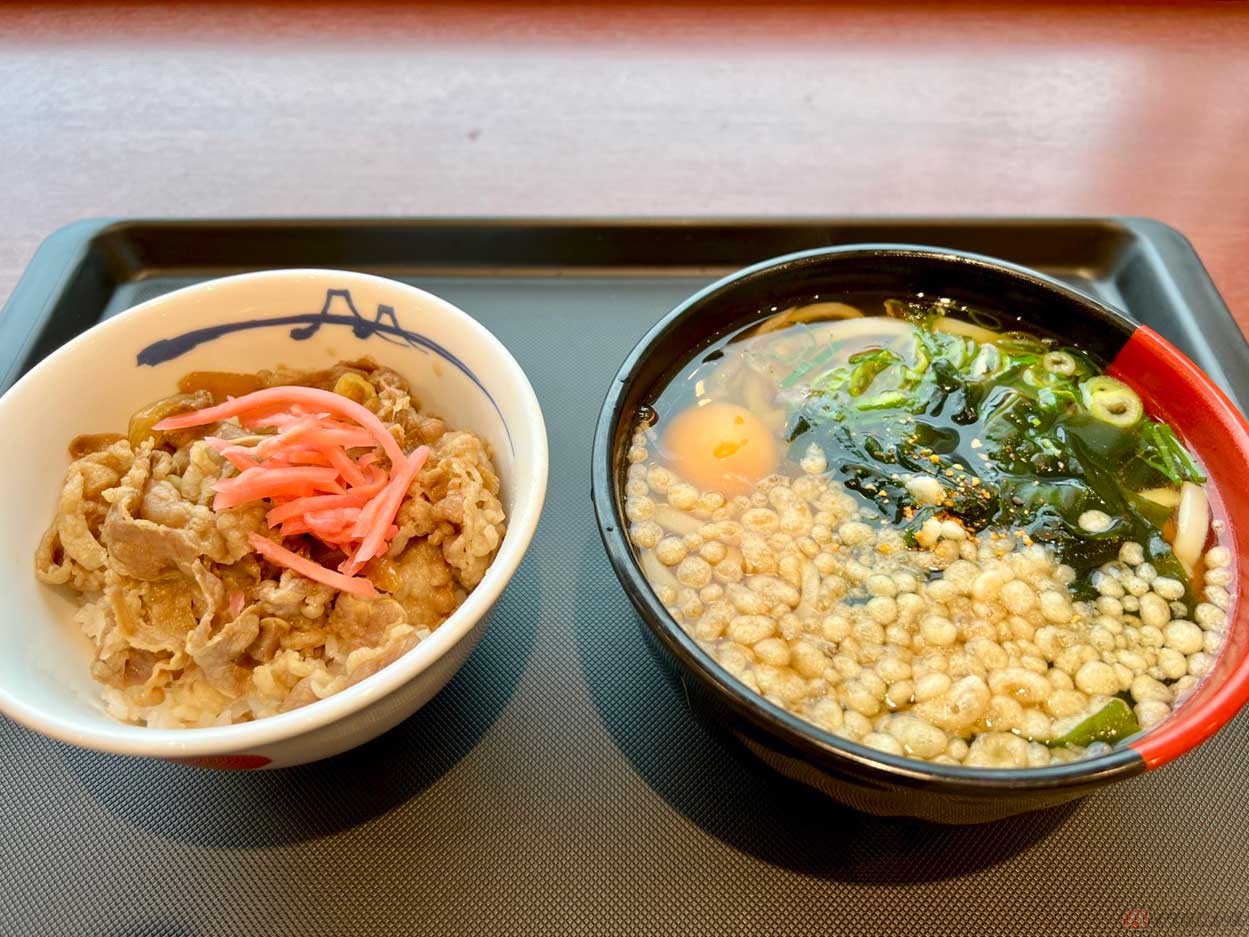 東名高速「日本平PA」（下り）で食した「松屋」の店舗限定メニュー「月見うどん　小盛牛めし」（830円）は、空腹を満たすにはちょうど良いボリューム