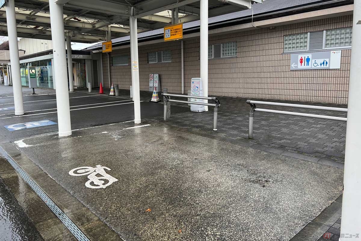 2輪専用の駐車スペースは屋根付きでトイレの前に確保されている