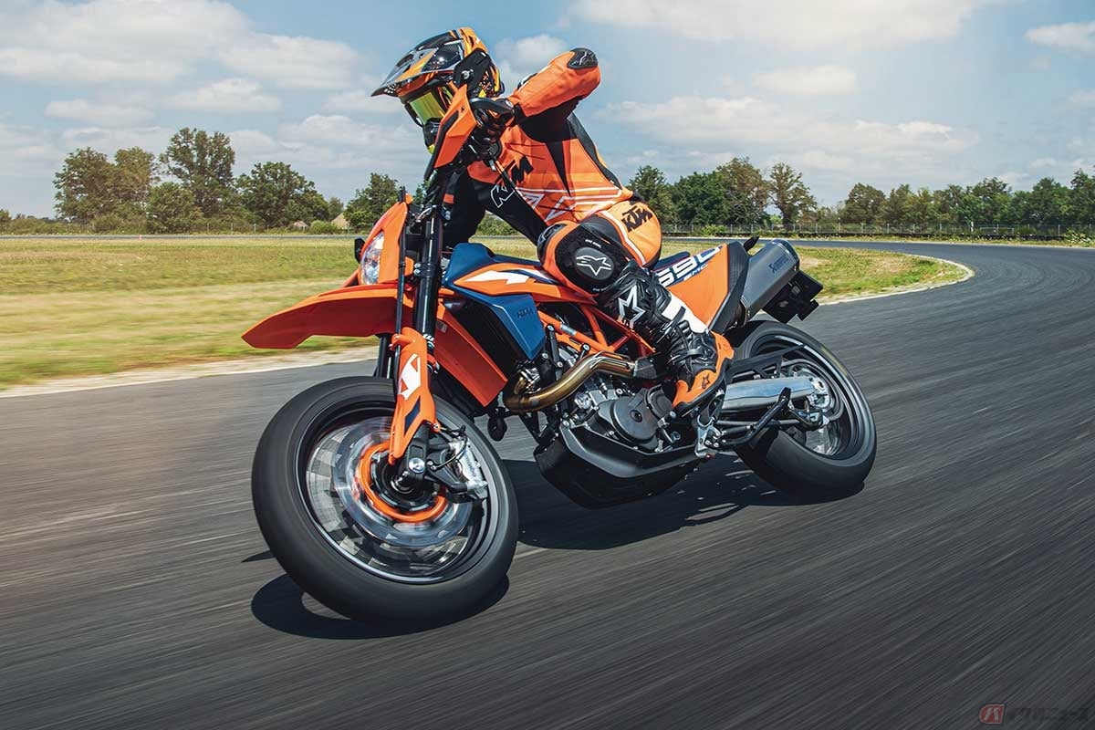 KTM「690 SMC R」(2023年型)※写真はオプション装着車