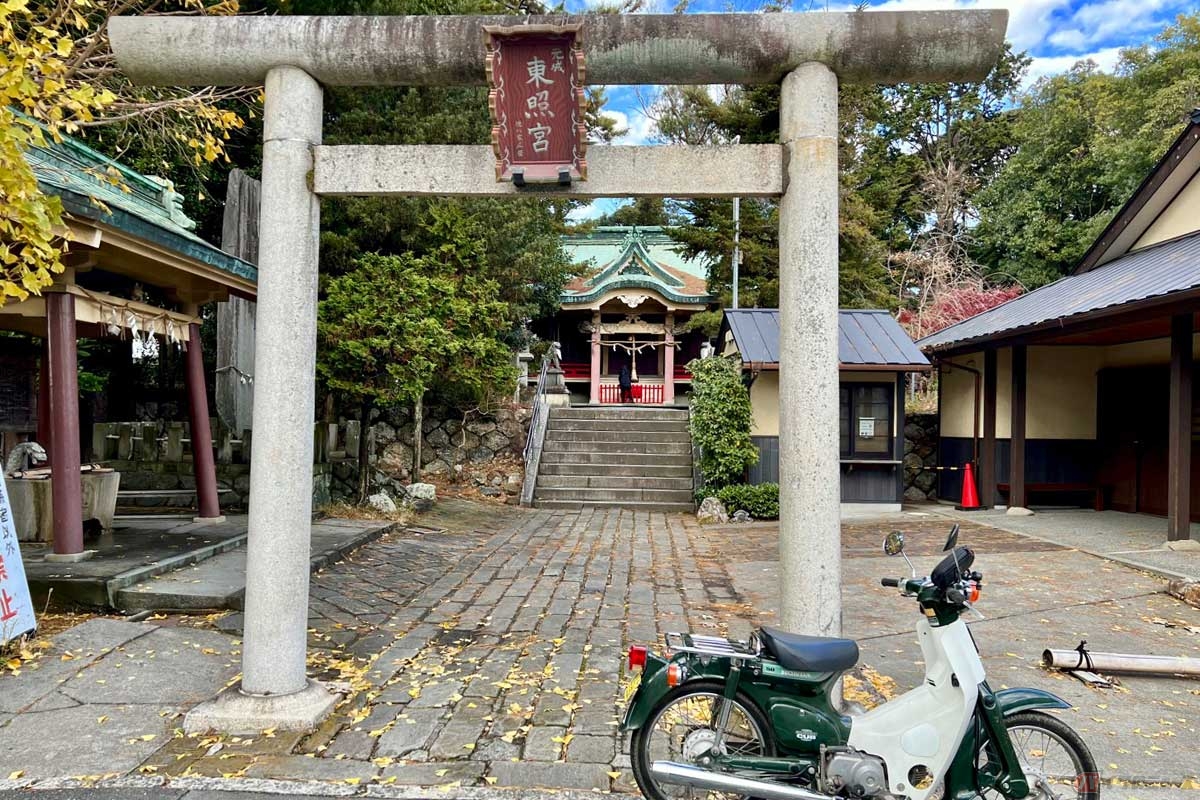 「元城町東照宮」は「引間城」の本丸跡地にある。この辺りの道は狭く駐車場もないので、目と鼻の先の「浜松城」の駐車場にバイクを停めてから、改めてお参りに訪れた