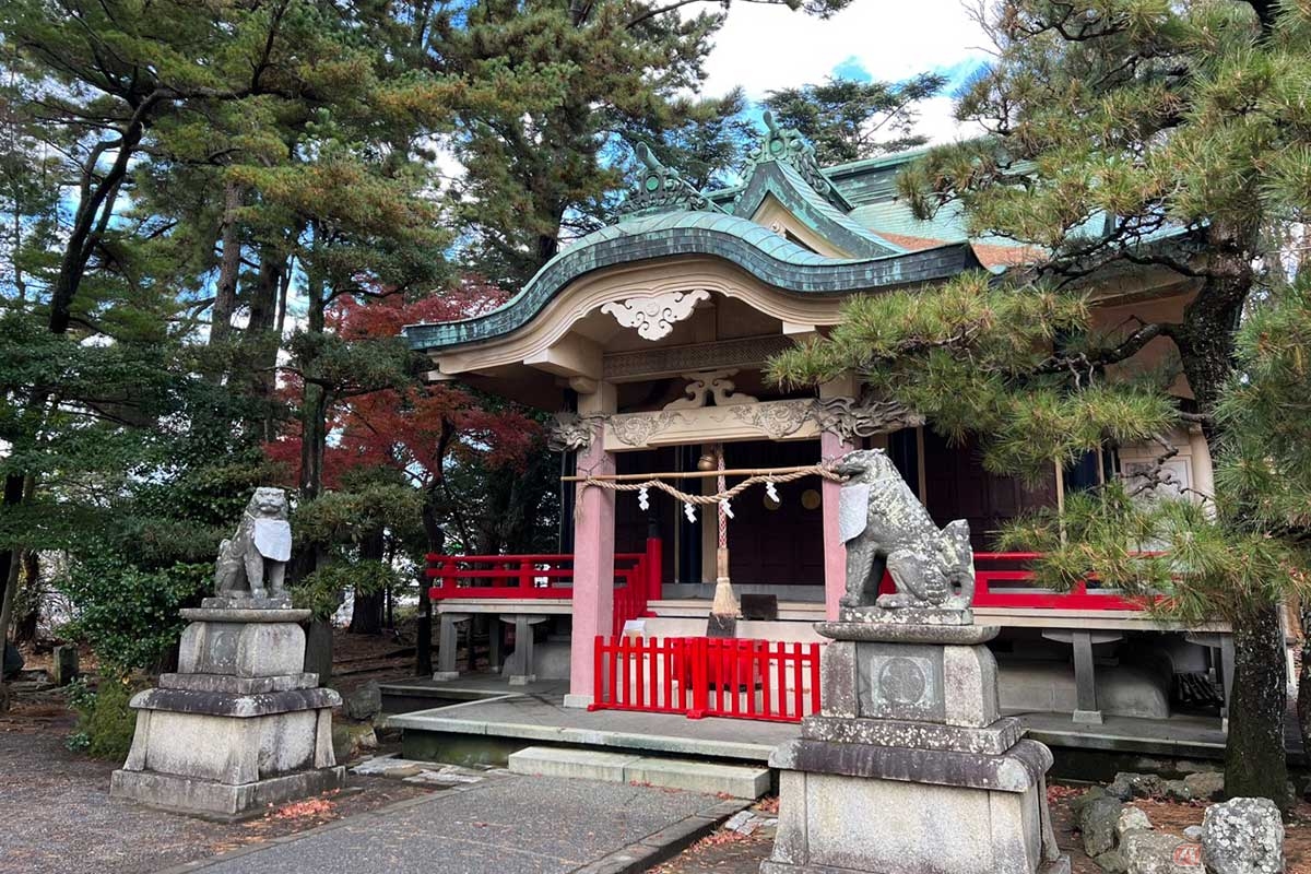 平和、出世の象徴とも言える家康は祭神として祀られている。明治時代に「引間城跡」は東照宮となった
