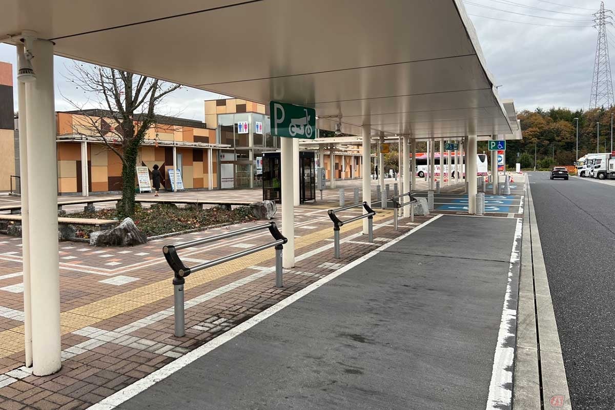 屋根付きで幅広い2輪専用の駐車スペースも確保されていた
