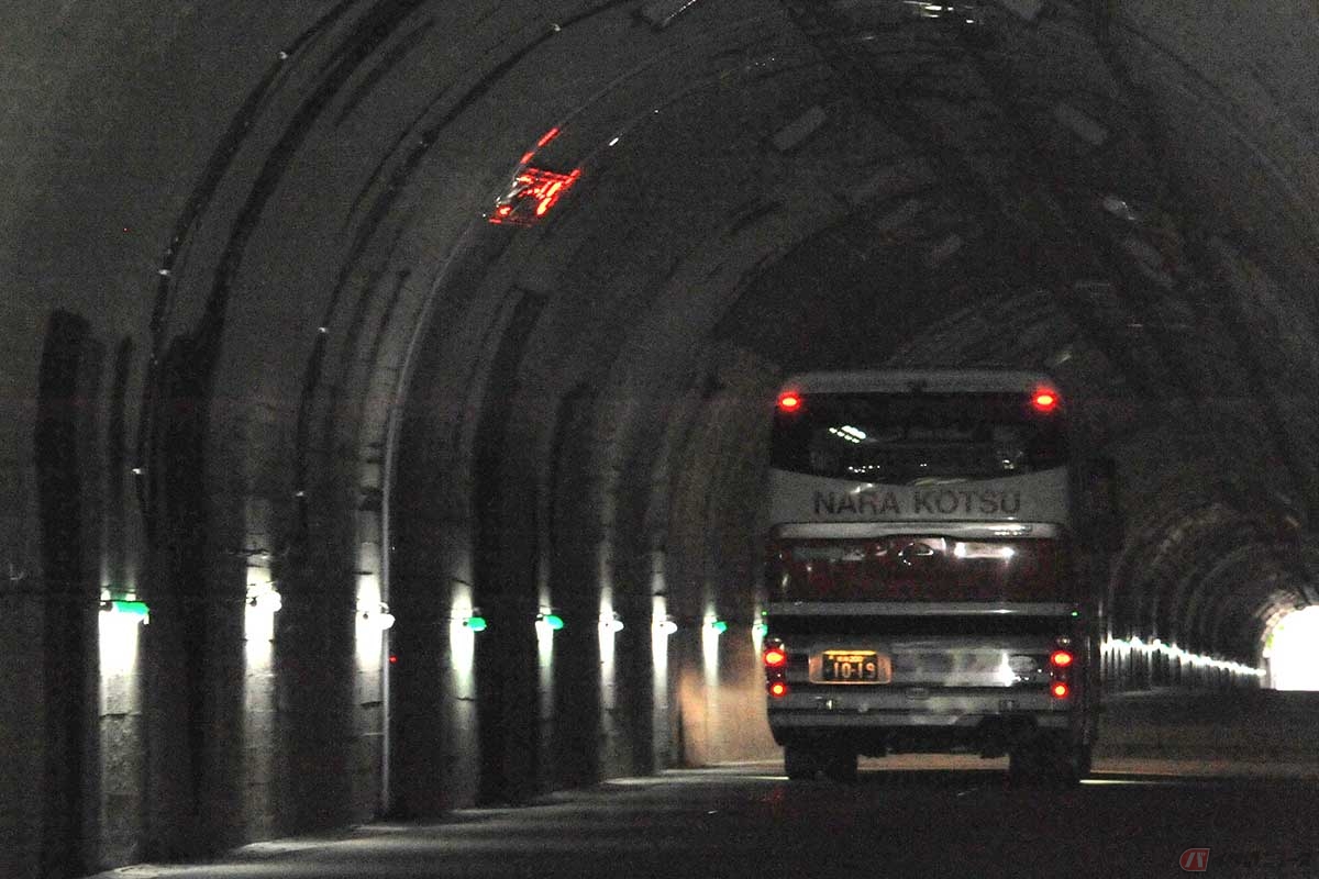 事故直後の壁面誘導灯は進行方向を示すもので、トンネル全体に光は回らなかった(2022年6月8日/撮影=中島みなみ)