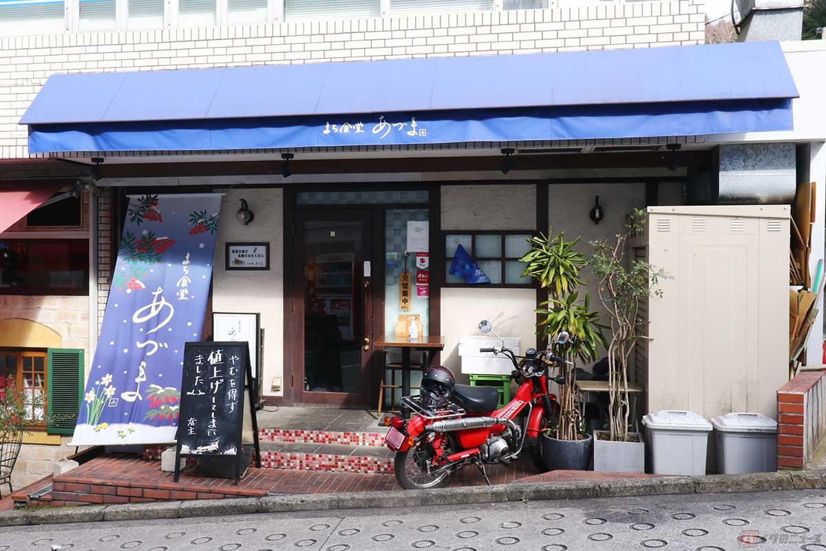 京浜急行「上大岡駅」東口のすぐ近くにある「まち食堂 あづま」。小さいバイクならギリギリ1台停められる