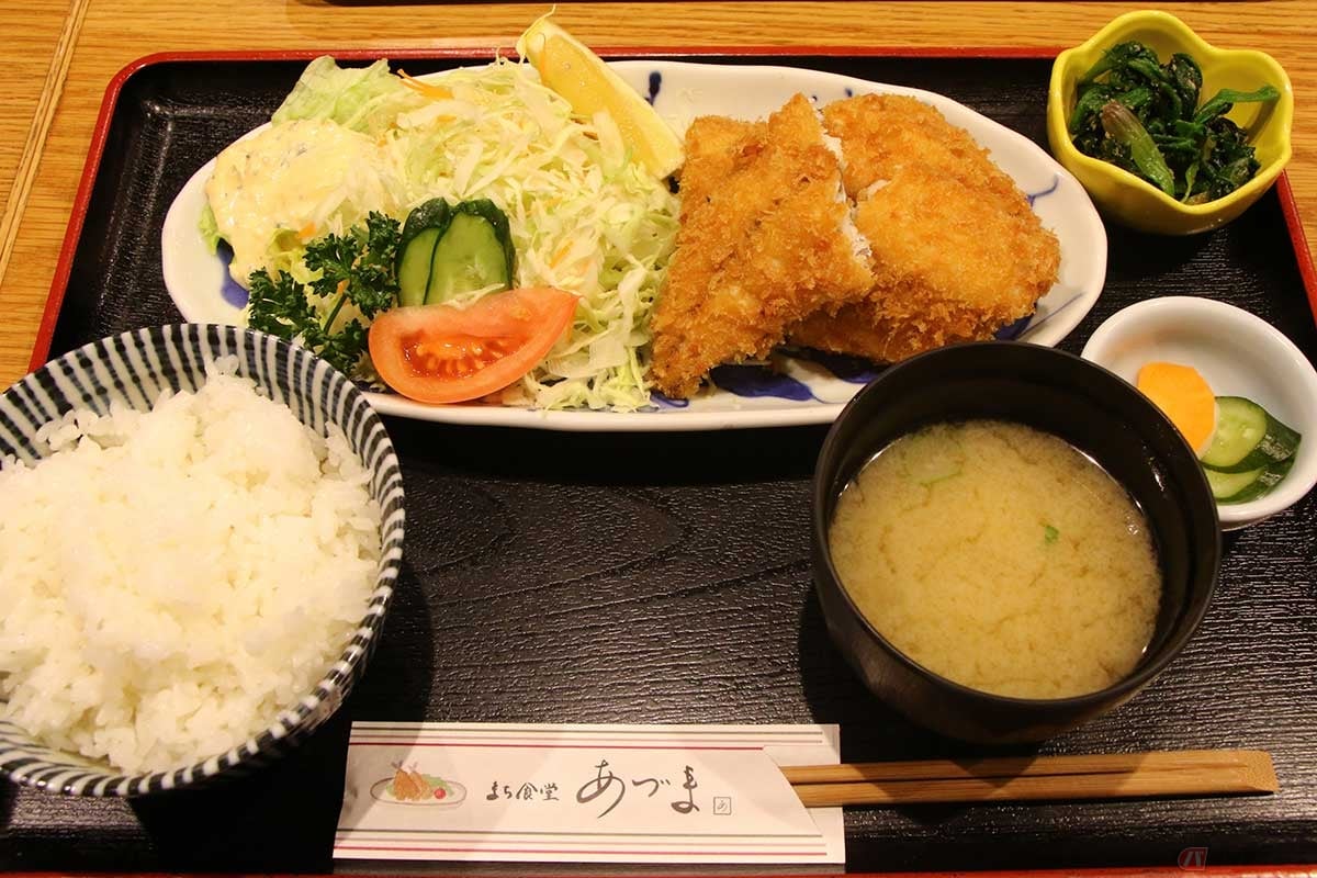 「まち食堂 あづま」の「アジフライ定食」は、肉厚なアジフライが1尾分、ご飯は十穀米と白米から選べる