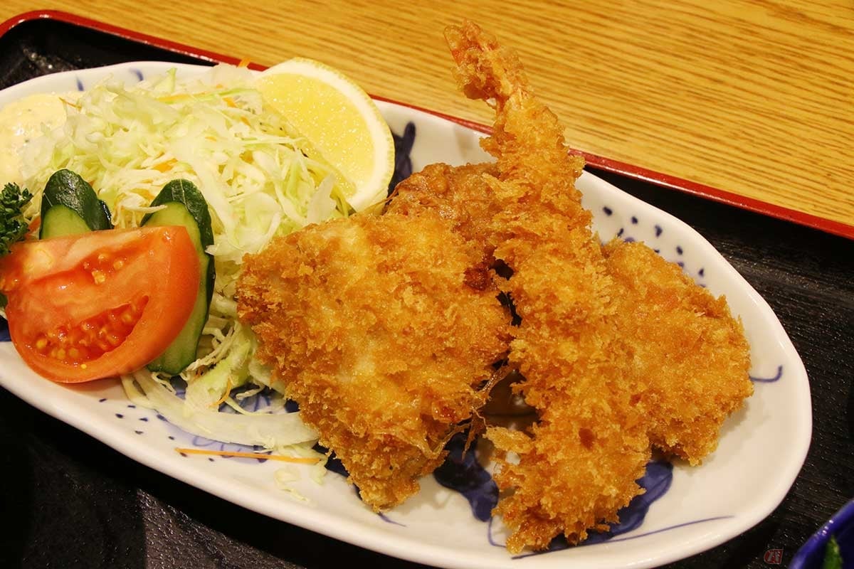 「人気者フライ定食」は、大人のお子様ランチ的にエビ、アジ、ヒレカツ、鶏のから揚げのフライ盛り合わせだった