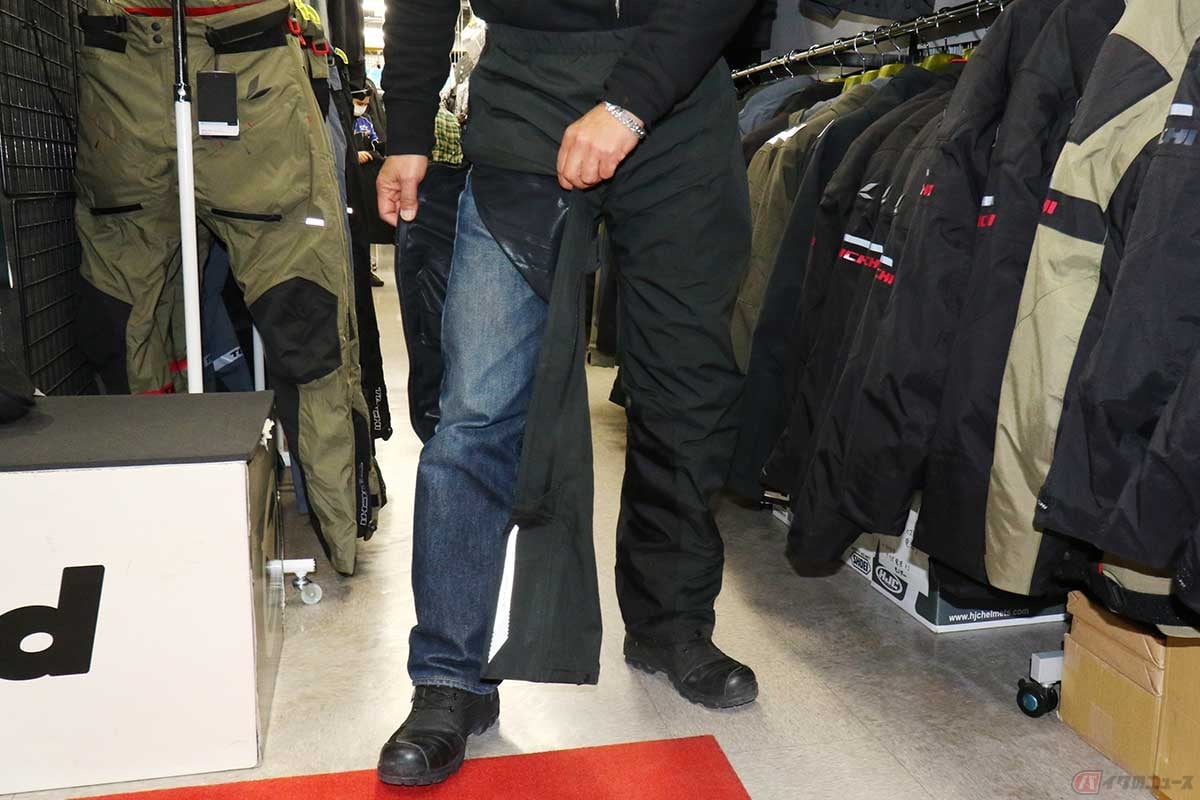 筆者が購入したアイテムのひとつ、ラフ&ロードの「3レイヤーサイドオープンストレッチレインパンツ」は、側面が防水ジッパーでフルオープンになるので着脱がしやすく、使い勝手も良い
