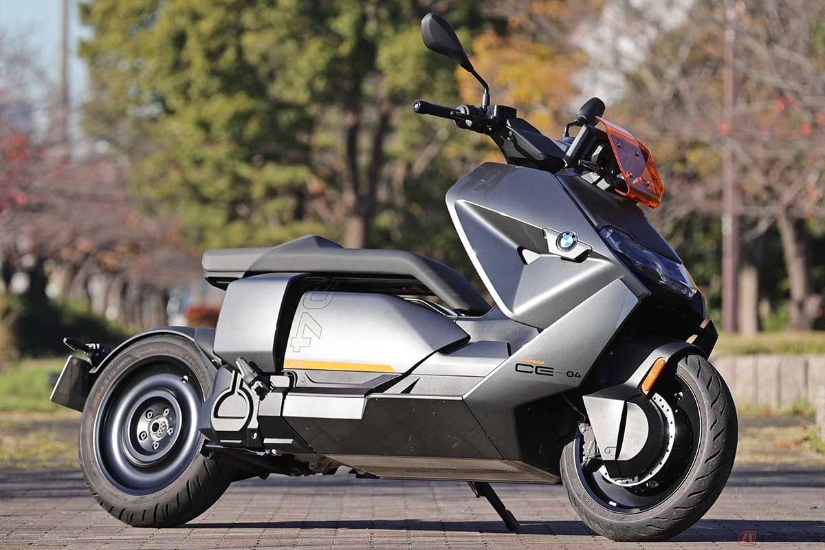 2022年4月より国内販売が開始されたBMW Motorrad「CE 04」は、日本では軽二輪に分類され、普通自動二輪免許で運転することができる。価格(消費税10%込み)は195万円から(2023年2月時点)