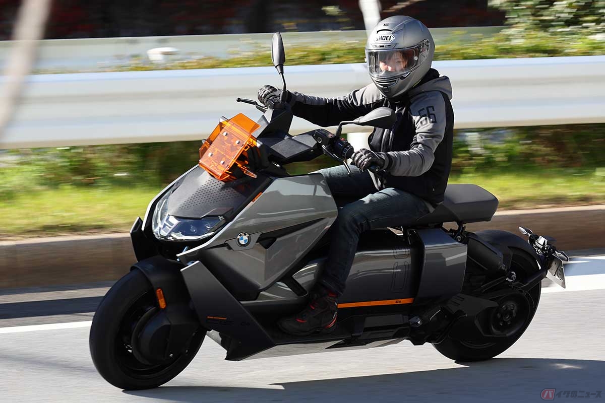 BMW Motorrad「CE 04」に試乗する筆者(伊藤英里)。走り出すと車体の重さは全く気にならない。緩いカーブなどでは走る楽しみを見出せる