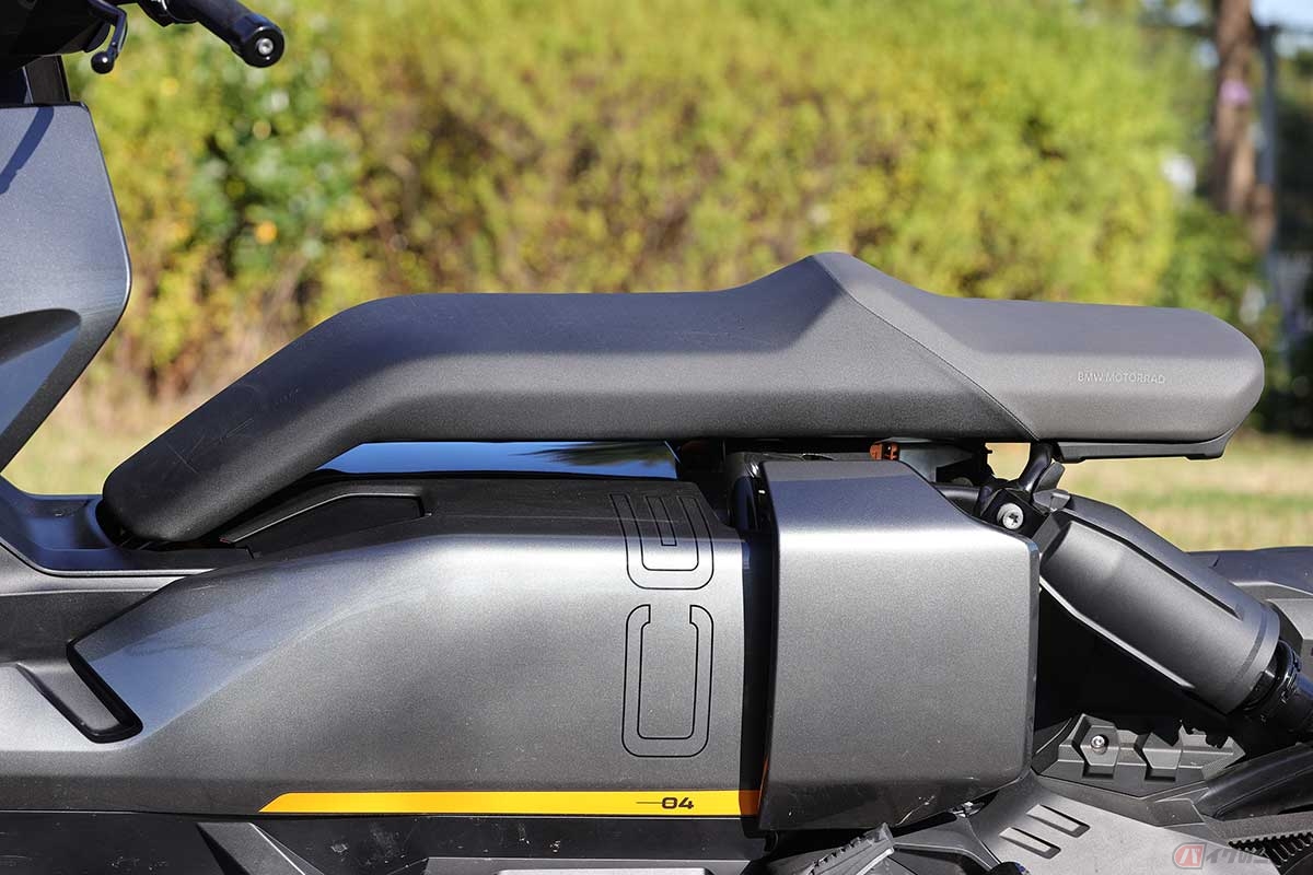 スタイリッシュな形状のシートはシートヒーター標準装備。タンデムシートとの間にあるバックレストが加速時に体を受け止め、心地よい走りに貢献してくれた