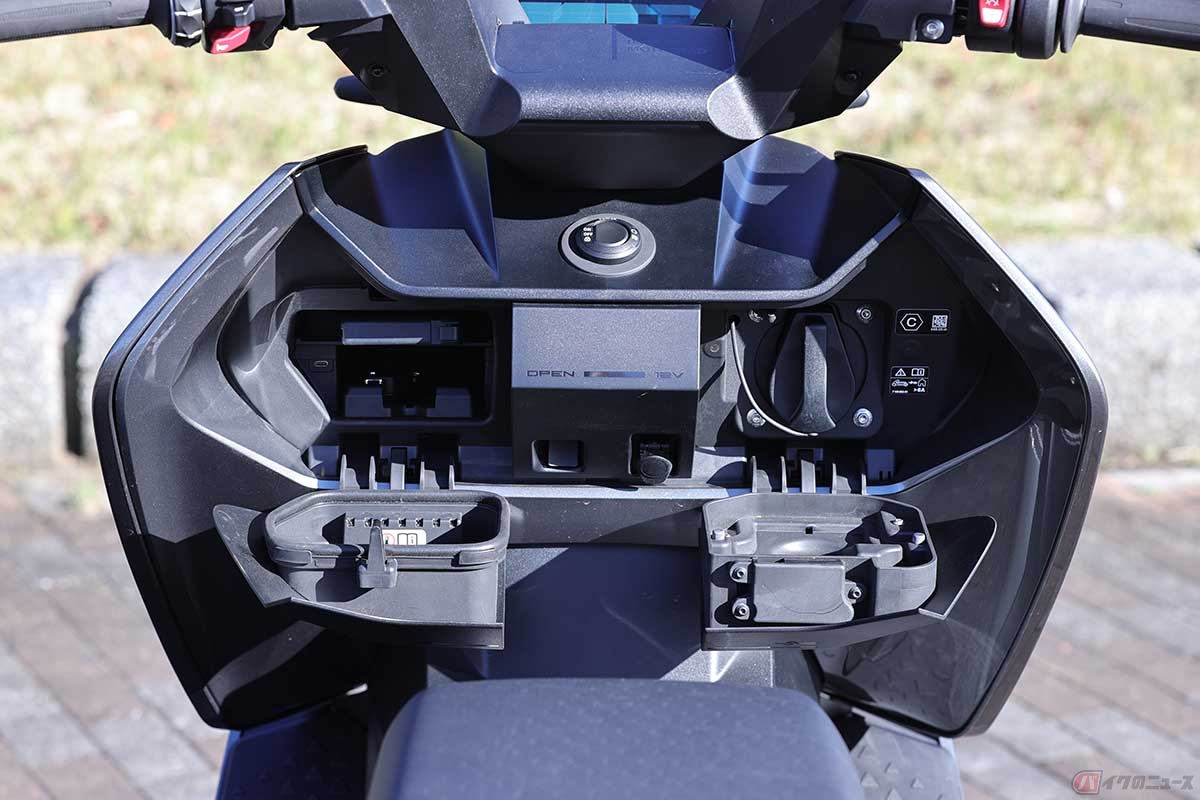 充電口はインナーレッグシールド内、右ハンドル下に配置。付属のMode2充電器（単相200V／16A以下。約3時間で0％から80％まで充電）またはEV200V普通充電器、BMW純正のWallboxまたは市販されている設置型EV200V普通充電器（Mode3）で充電可能（単相200V／32Aで約1時間で80％、約1時間20分で100％充電）