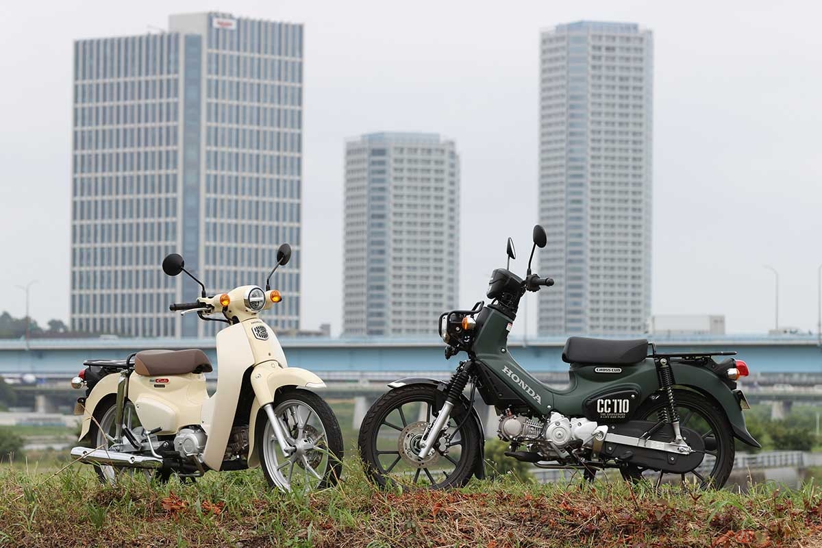 ホンダはコンパクト系バイクも高い人気を誇る。写真は(左から)「スーパーカブ110」と「クロスカブ110」