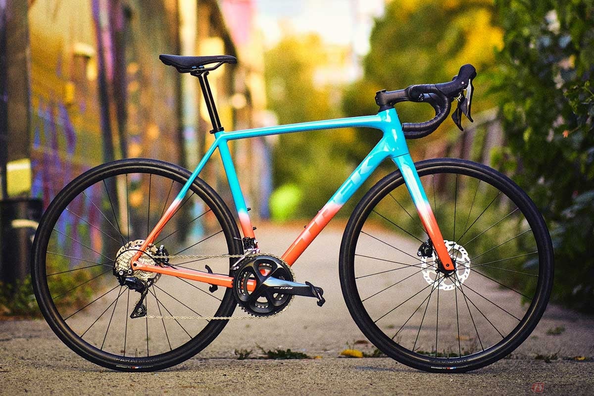 TREK「Émonda ALR 5」(2023年型)カラー:アジュール トゥ リビング コーラルフェード