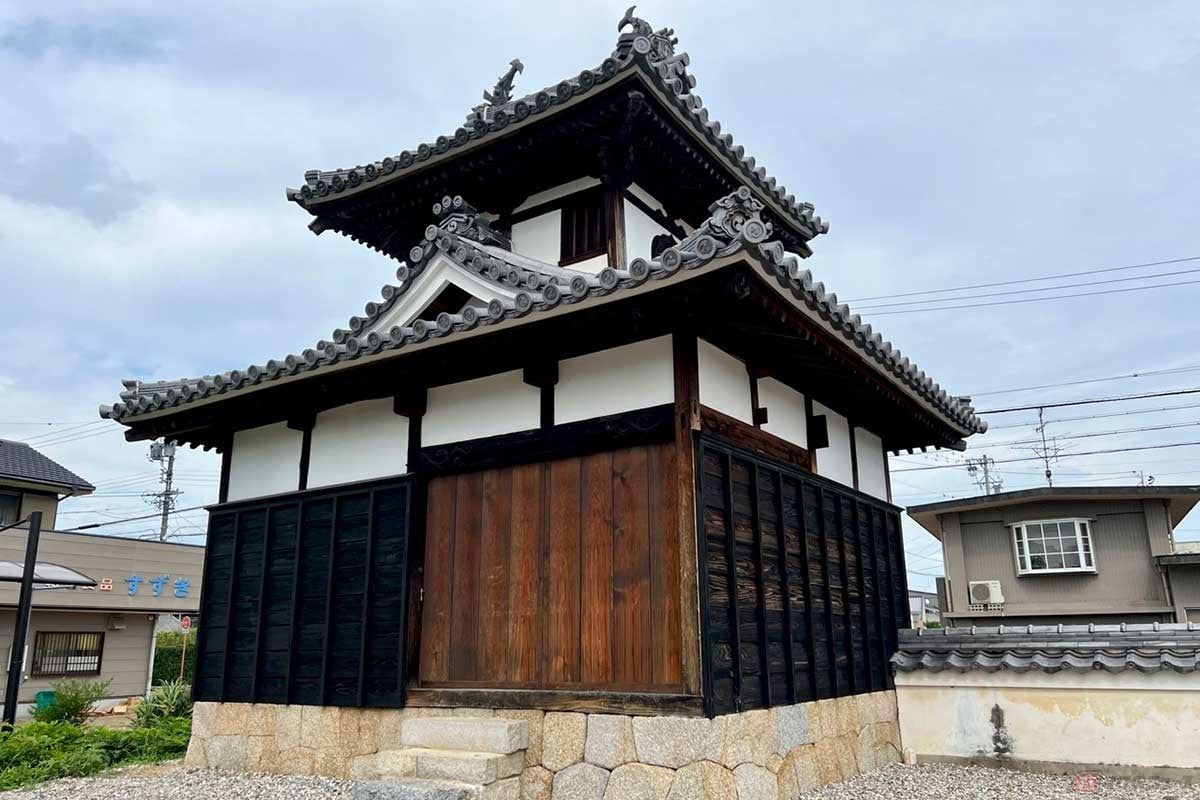 「本證寺(ほんしょうじ)」は「三河一向一揆」で領主の家康と争った城郭寺院(じょうかくじいん)。周囲には二重の堀や土塁、境内には櫓のような鼓楼(ころう)まである、まさに城のような寺だった。写真は境内にある鐘楼(しょうろう)