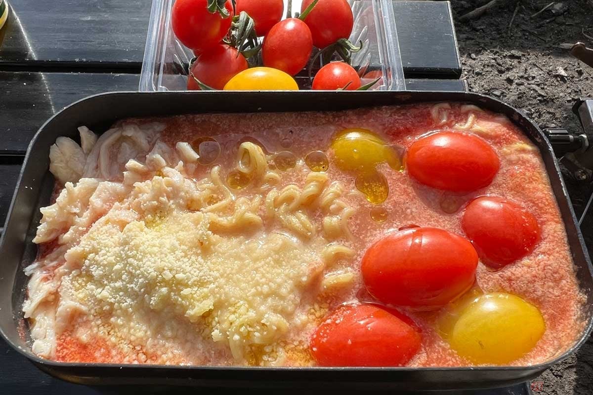 粉チーズをたっぷり乗せた上に、オリーブオイルも少し垂らしてコッテリと。冬のキャンプ飯に合う、食べ応え抜群の「なんちゃってトマトラーメン」に仕上がった。スープは「締めのリゾット」にも使える