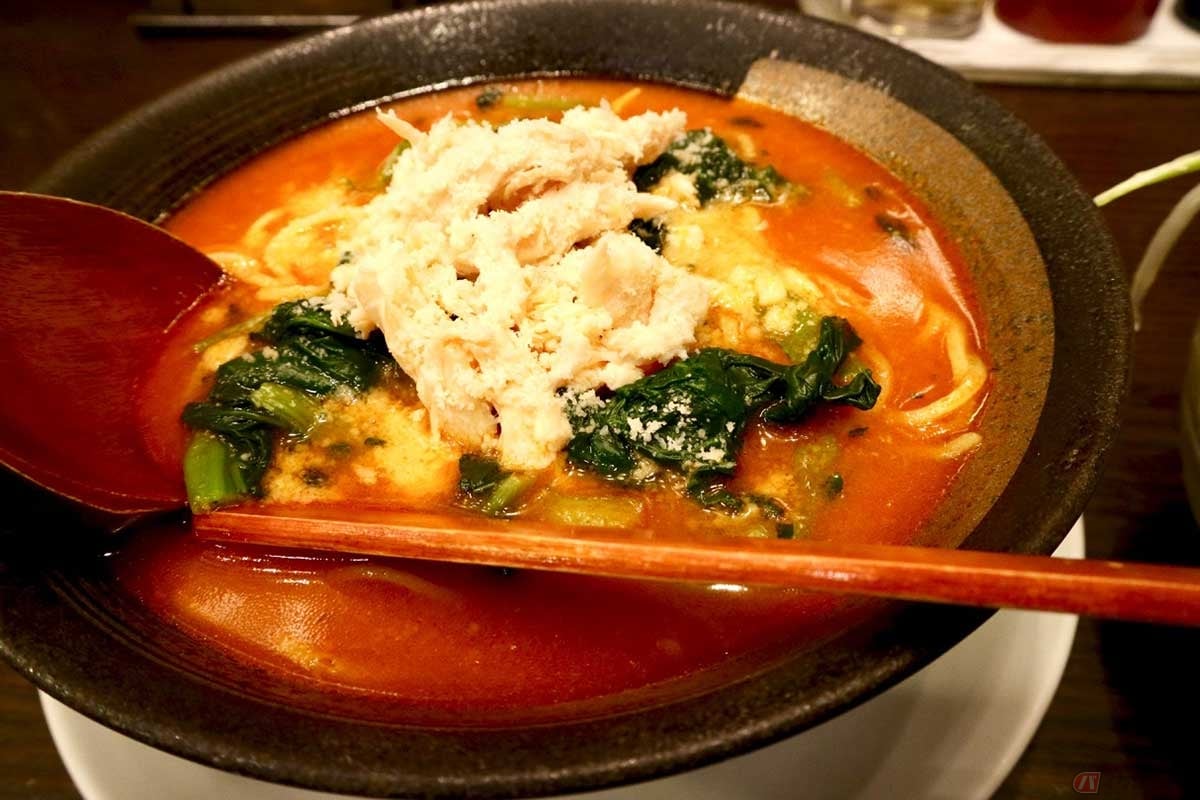 以前、上信越道「藤岡PA」に立ち寄った際に食べた「らーめん駿 ららん藤岡店」の「トマトらーめん」。こちらは少しトロミがあって、さらに濃厚だった