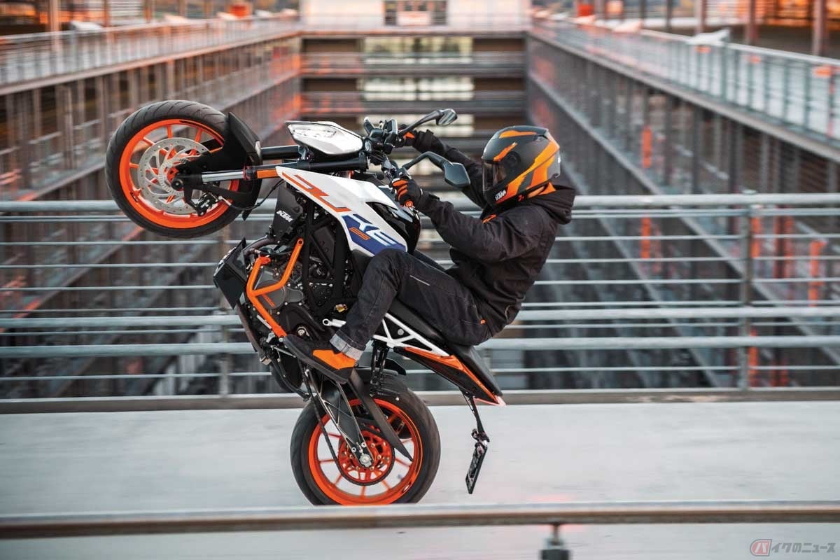 KTM「125 DUKE」(2023年型)カラー:ホワイト ※写真はオプション装着車