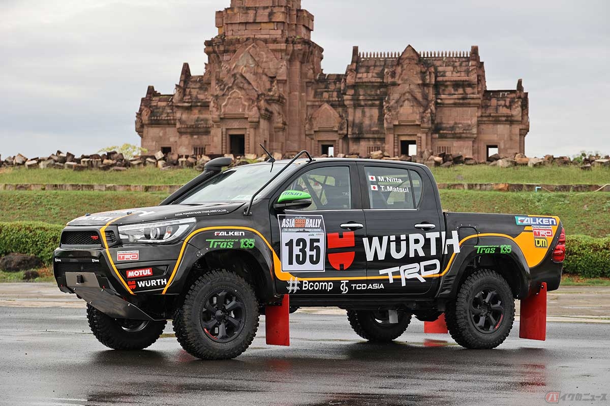 チーム「WURTH TRD HILUX MSB Tras 135」のトヨタハイラックスをベースにしたクロスカントリーラリー車両