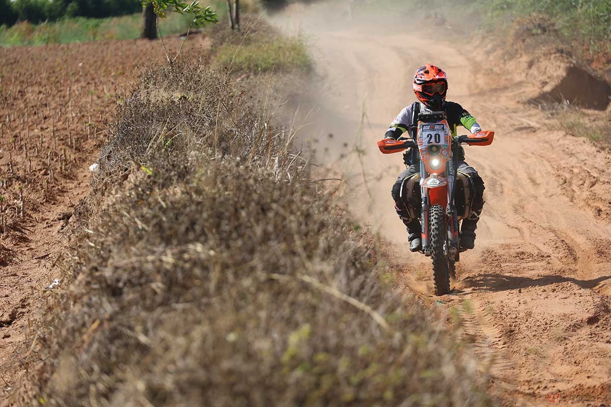 アジアンラリー2022の様子。2輪（MOTO部門）にはタイ周辺国をはじめ、日本からも多くのライダーが参加する