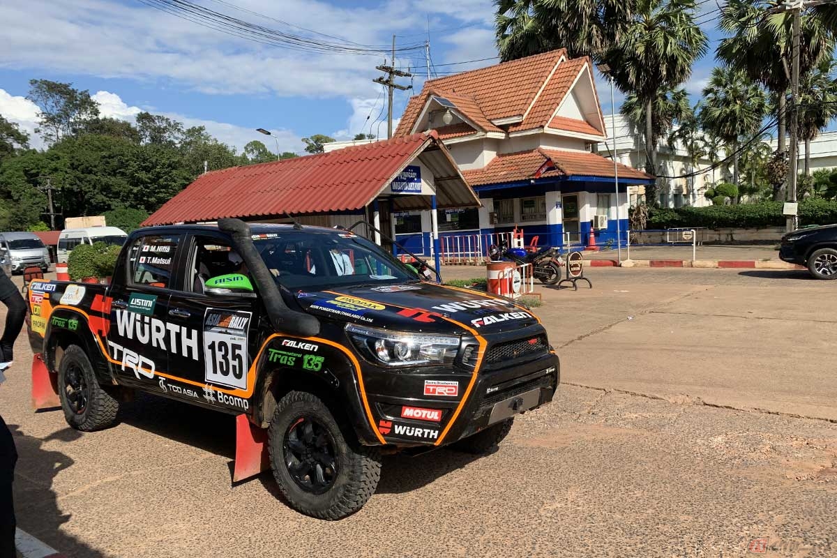 タイからカンボジアへ。国境を跨ぐと通行帯は左から右へ変わる（写真／青山義明）