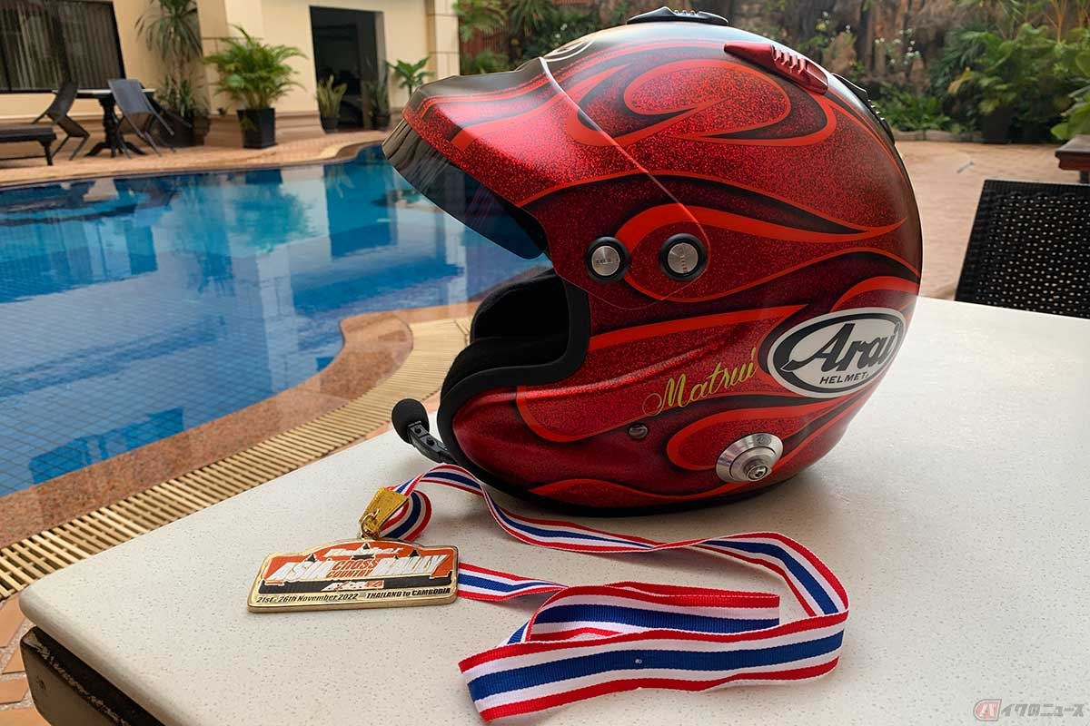 ヘルメットはアライの「GP-J3」に素晴らしいペイントを施した仕様。アライロゴの下にあるのがHANSのアンカー。コミュニケーションツールはバイクでもお馴染みのSENAを利用。機材が帽体の外に出ないタイプ。本来ワイヤードタイプのインカムを搭載していたハイラックスですが、Bluetoothヘッドセットを選択した理由は、ステージ中、ナビがドライバーを車外から誘導することを想定してのこと