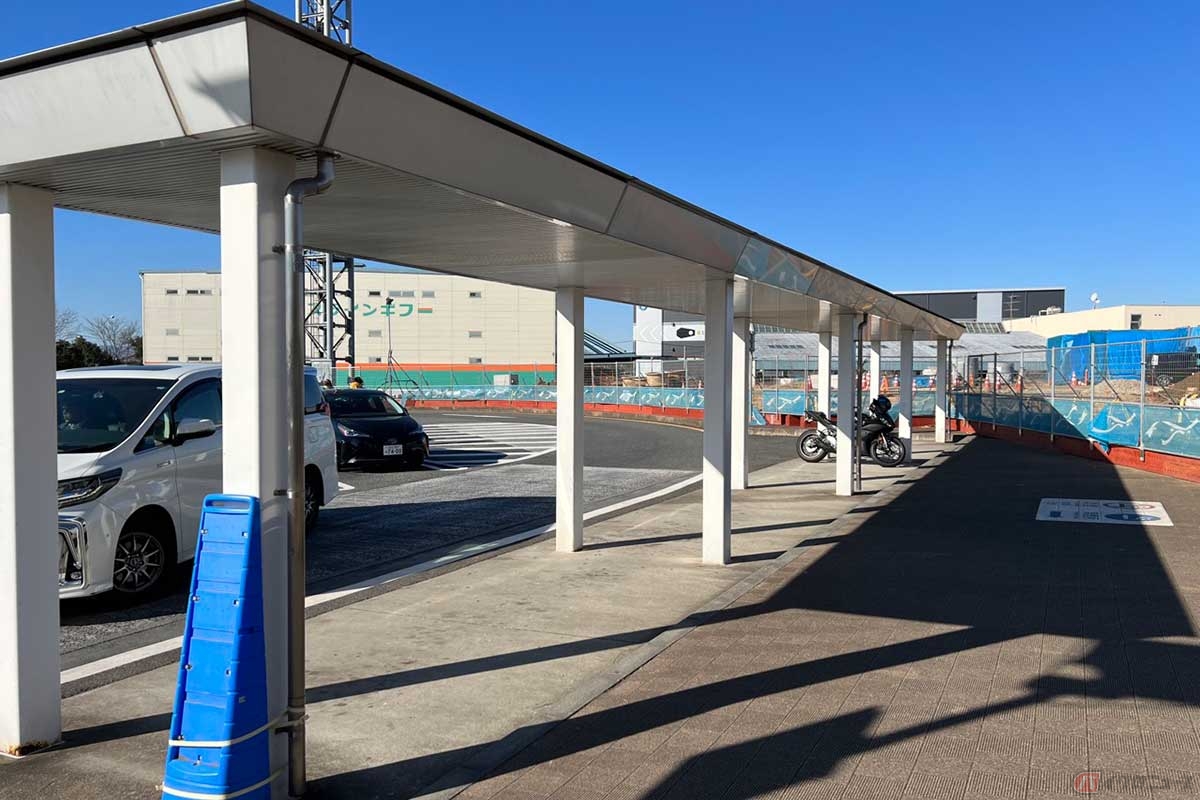 休日には多くのバイク乗りも立ち寄る「三芳PA」（上り）には、大きな屋根付きの2輪専用駐車スペースが確保されている