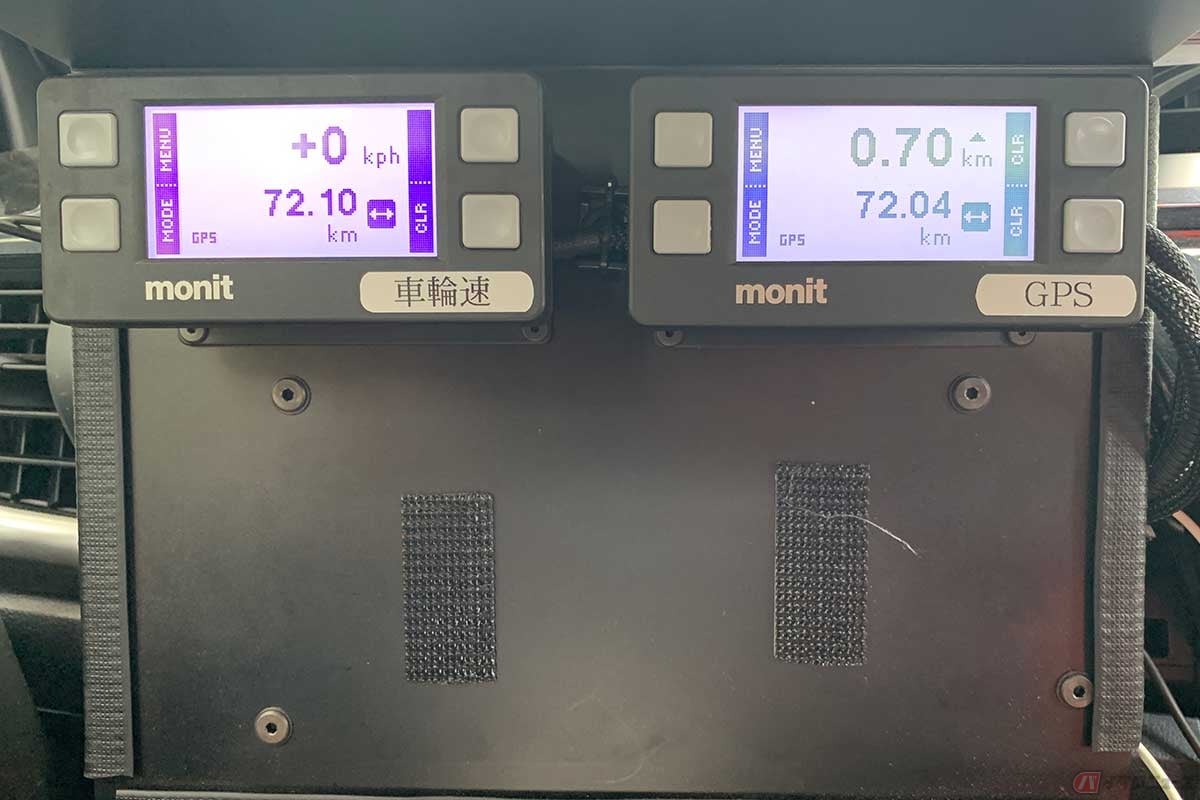 ナビゲーター用の車載トリップメーター。距離計測をGPSと車速センサーから取得。これはジャングルでGPS信号を見失なわないため、とのこと。村の中など制限速度設定区間があったため、左右ともGPSセンサーとして、ひとつには速度を表示。上段の大きな表示は、左が速度、右が区間距離、下段は左右ともトータル距離を表示。左右とも同じ場所で0.00からスタートしているのに60mズレている