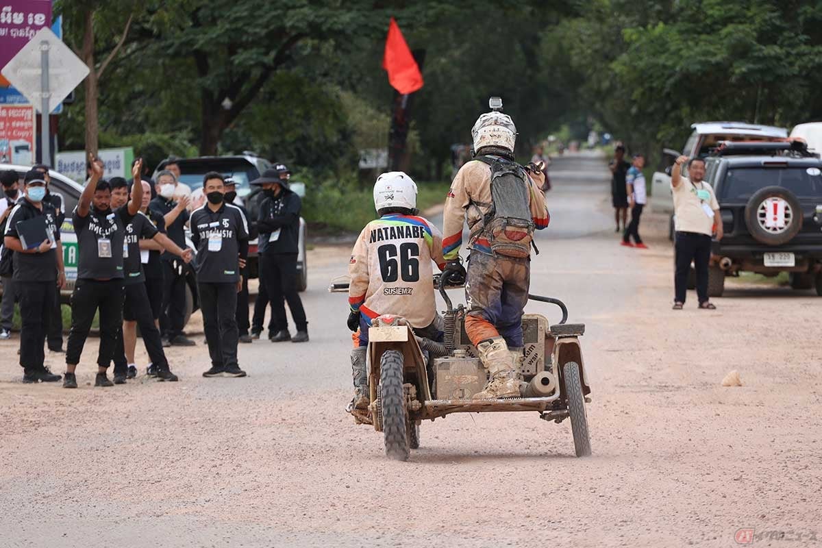 アジアンラリーには4輪(AUTO)、2輪(MOTO)のほか、日本から2台のサイドカーが参加。ウラルが1台と、サイドカークロスをラリー仕様とした、おそらく世界で1台のスペシャルサイドカーはJRSA(日本レーシングサイドカー連盟)によるもの。その注目度の高さは言わずもがな