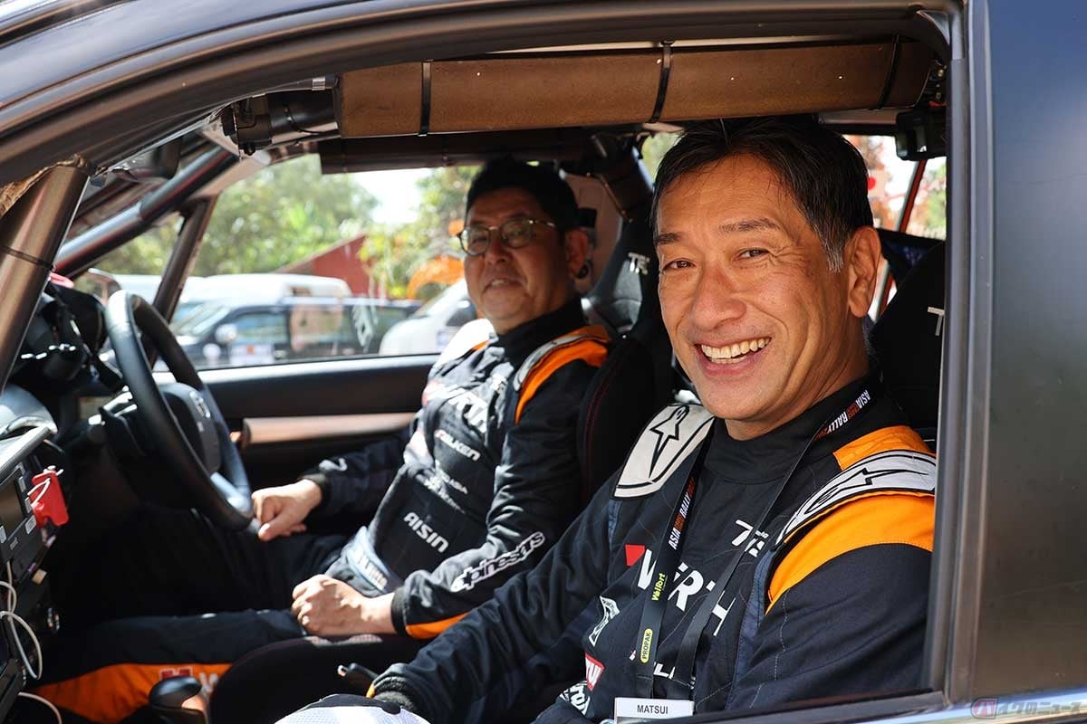 助手席に座る筆者(松井勉)。室内は乗車している人の身を護るための各種安全装備が巡らされている