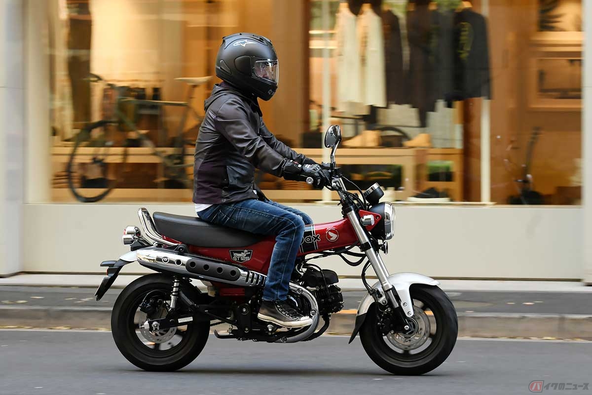 2022年7月より発売が開始された、ホンダ「ダックス125」に乗る筆者（木下隆之）