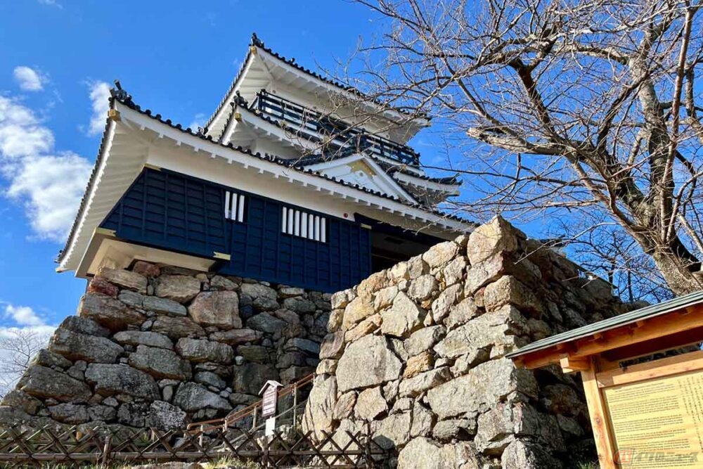 昭和33年に天守閣が再建された「浜松城」。荒々しい石垣には往時の面影を見ることができる。城内では歴史的な資料や武具が展示されている