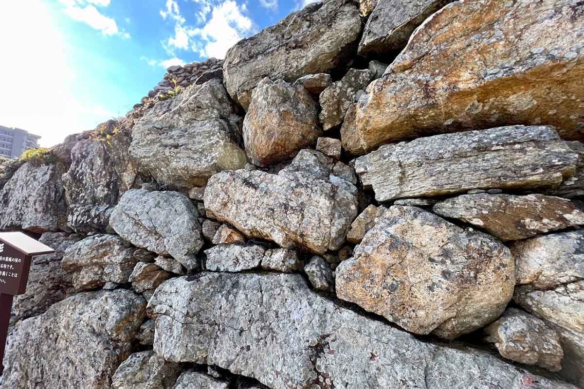 約400年前の築城時の面影を残す石垣を眺めながら天守閣へ向かう。荒々しいながらも特殊な技巧により、強固な機能を持つ