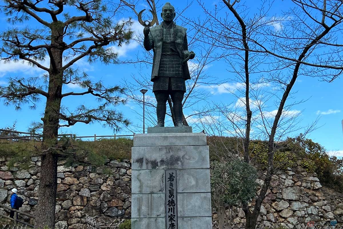 1981年に建てられた、若き日の徳川家康公の銅像。右手に持っているのは「勝草」というめでたいシダとのこと