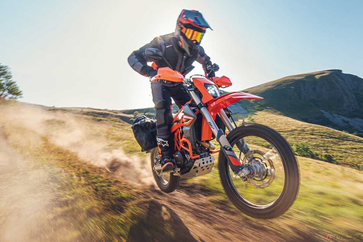 KTM「690 ENDURO R」2023年型発売 競技車両イメージの新グラフィックに