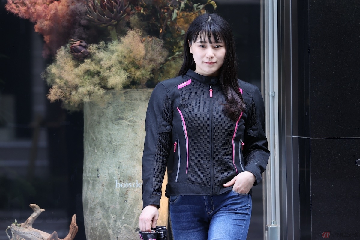 ジャケットは転倒時に肌をガードしてくれるので、バイクに乗るときは必ず着用したいアイテムです