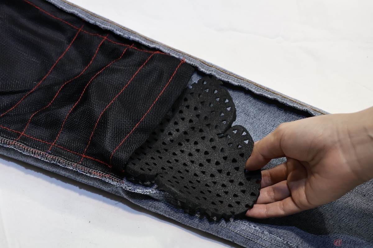 ツーリングで長距離を走るときなどは、プロテクター入りのバイク用ライディングパンツがあると安全です