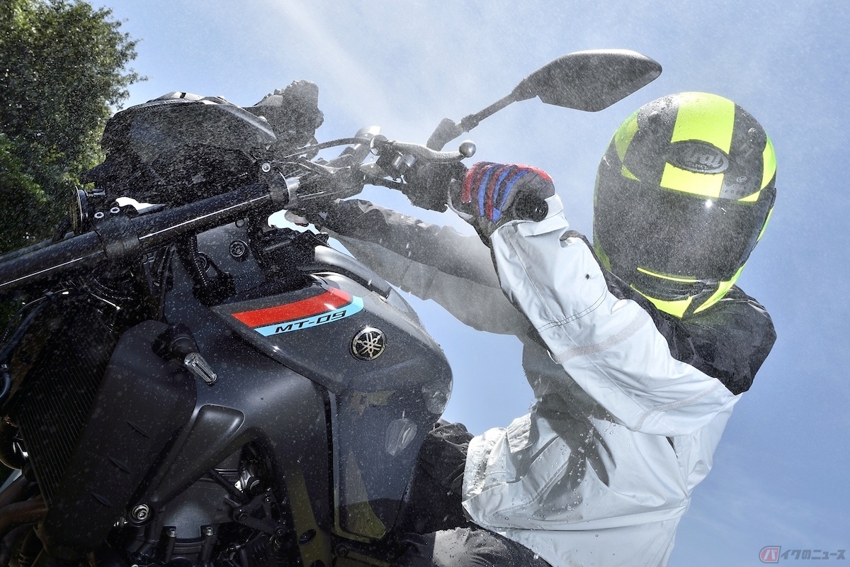 バイクに乗るときに用意しておきたいアイテムがレインウェアです