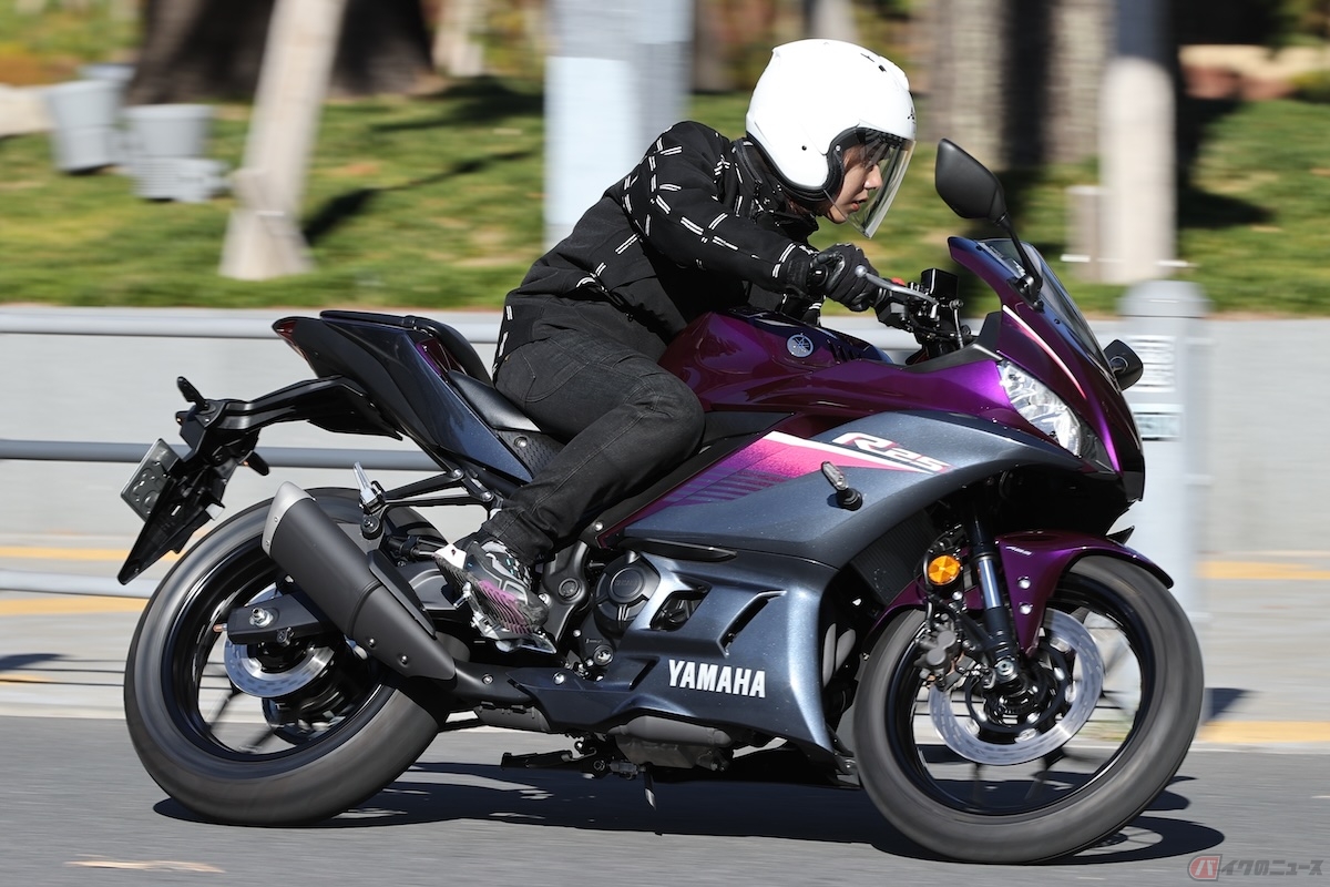 加速する時にもたつきを見せず、カラッとした走りを叶えるなら『YZF-R25』