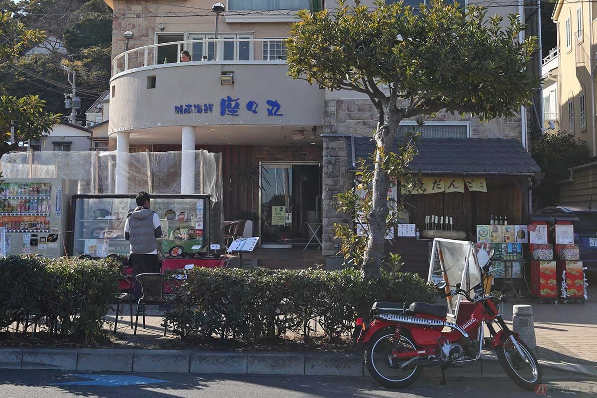 店が軒を連ねる江ノ島のメインストリート沿い、一番南側にある「座々丸(ざざまる)」。バイクは道路を挟んで反対側の駐輪スペースへ